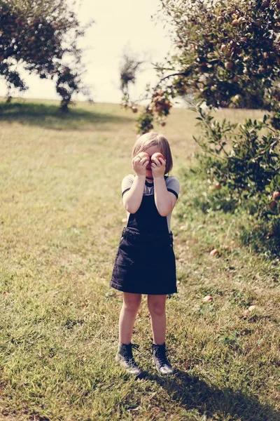 Kleines Mädchen Spielt Auf Einem Bauernhof — Stockfoto