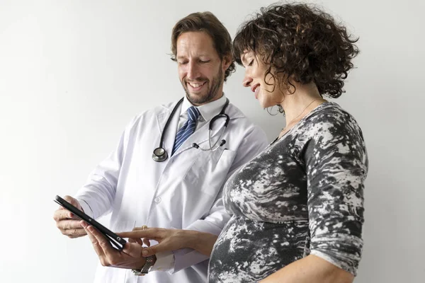 Mulher Grávida Com Monitoramento Fetal Pelo Médico — Fotografia de Stock
