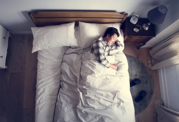 Japonés Hombre Durmiendo Cama —  Fotos de Stock