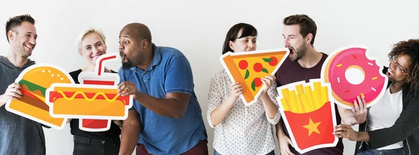 Diverse Freunde Mit Food Ikonen — Stockfoto