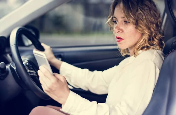 Donna Che Utilizza Telefono Cellulare Durante Guida — Foto Stock