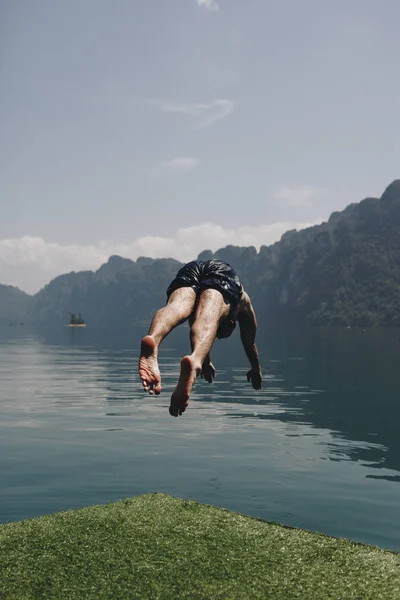 Mann Stürzt Ins Wasser — Stockfoto