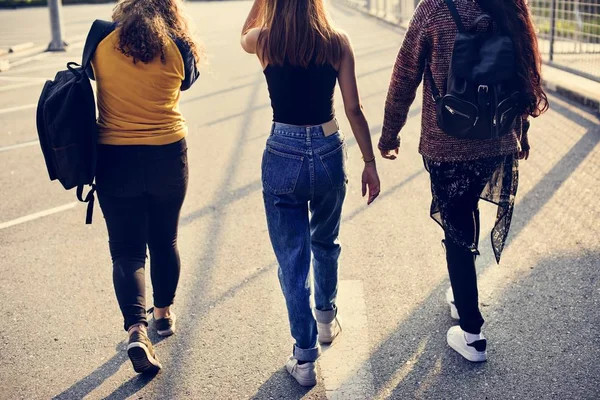 Adolescente Chica Amigos Caminando Juntos —  Fotos de Stock