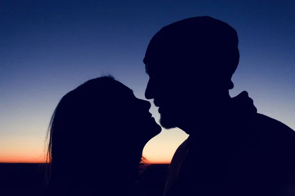 Pareja Senderismo Juntos Desierto — Foto de Stock