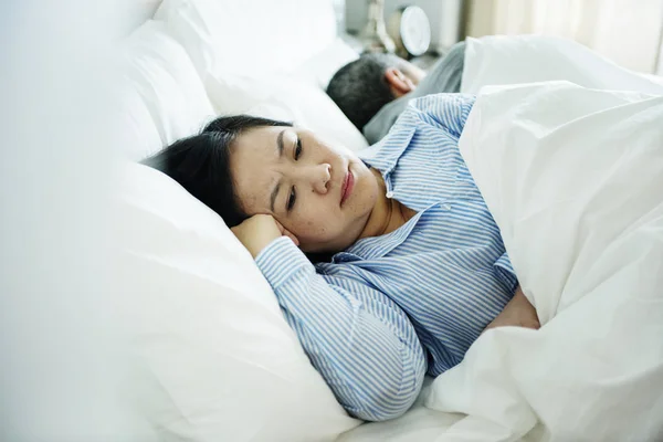 Casal Cama Tendo Uma Discussão — Fotografia de Stock