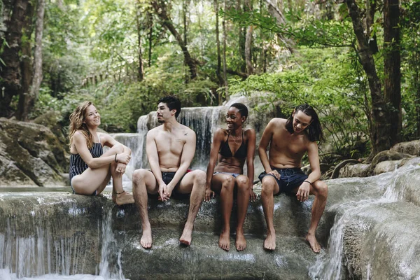 Grupo Amigos Diversos Apreciando Natureza — Fotografia de Stock