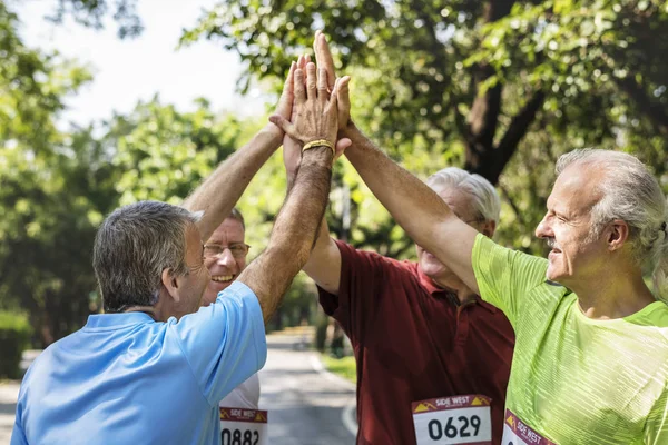 Groep Senior Sportieve Mannen Geven Hoge Vijf Park — Stockfoto