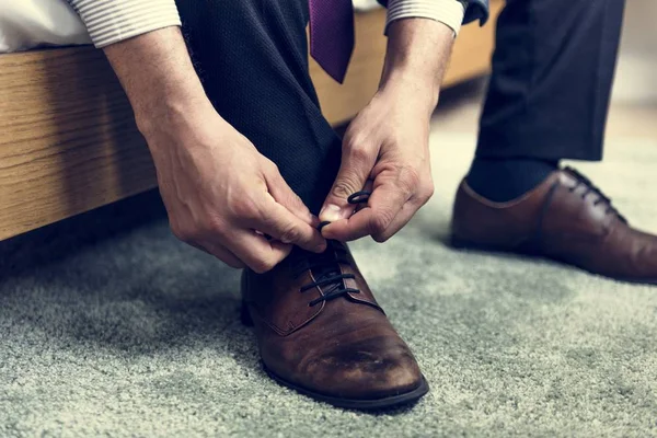 Een Man Gelijkmakende Schoen Lace — Stockfoto