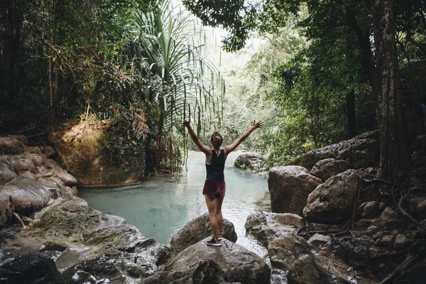 Weiße Frau Genießt Die Natur — Stockfoto