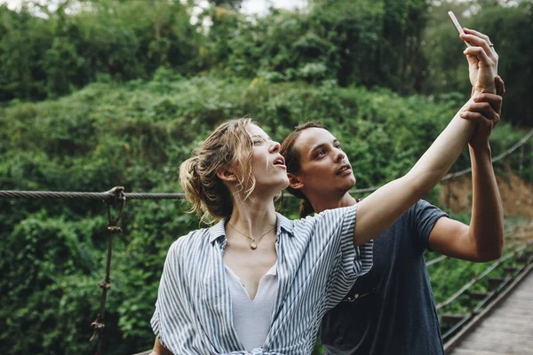 Mulher Branca Homem Tomando Uma Selfie Livre Lazer Recreativo Liberdade — Fotografia de Stock