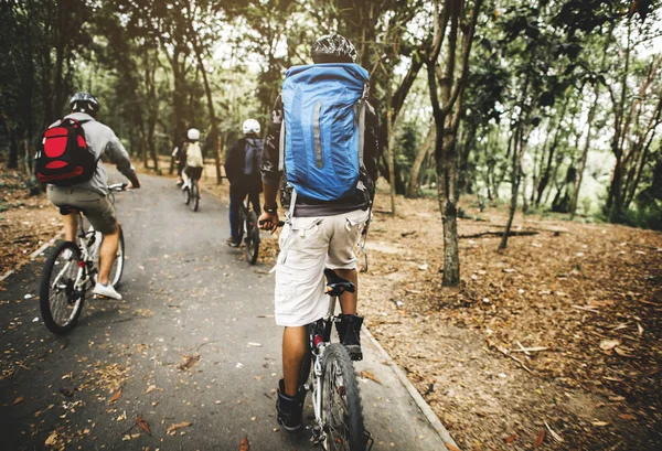 Grupo Amigos Andar Bicicleta Montanha Floresta Juntos — Fotografia de Stock