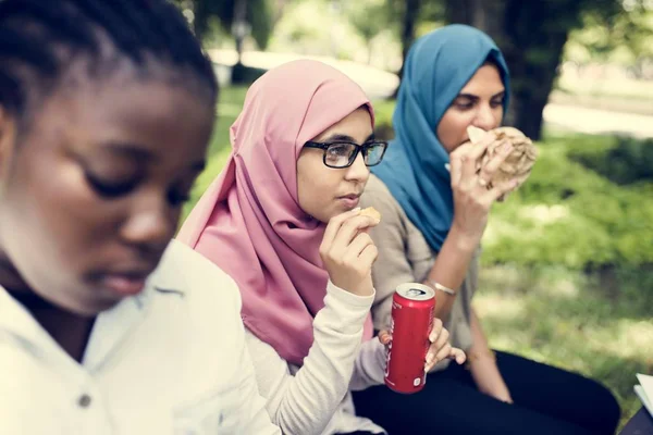 Een Groep Van Uiteenlopende Studenten Ondervindt Lunch Samen — Stockfoto