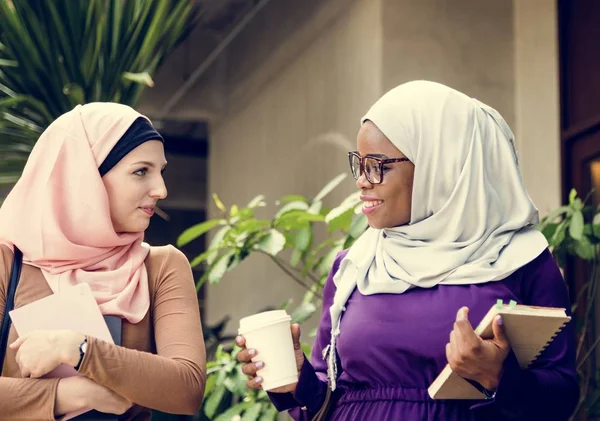 Dua Wanita Islamik Mengenakan Jilbab Dan Berbicara Luar Ruangan Dengan — Stok Foto