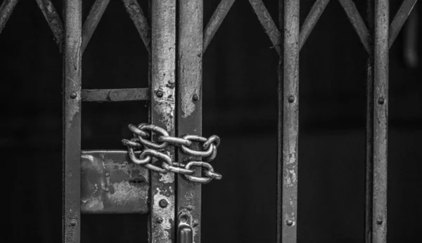Nahaufnahme Der Angeketteten Gitterschiebetür — Stockfoto