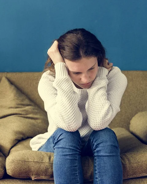 Gestresster Teenager Sitzt Auf Dem Sofa — Stockfoto