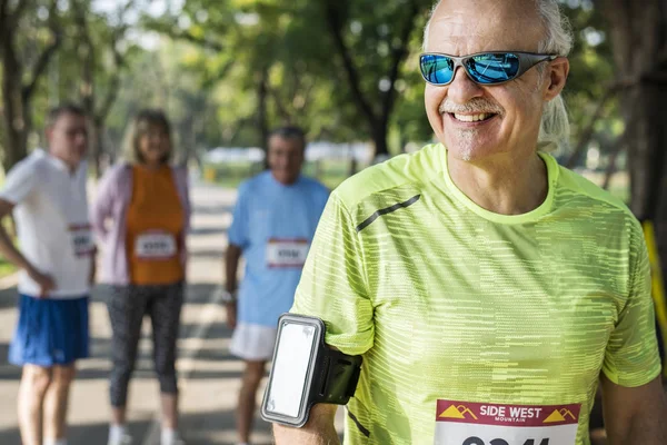 Senior Löpare Man Fitness Tracker Och Sol Glasögon — Stockfoto