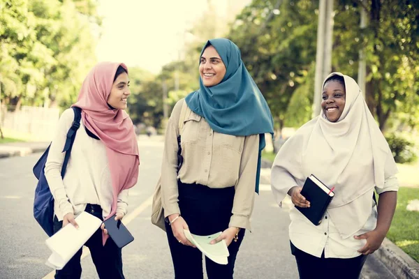 Kelompok Bahagia Mahasiswa Muslim Gadis Gadis Berjalan Luar Ruangan — Stok Foto