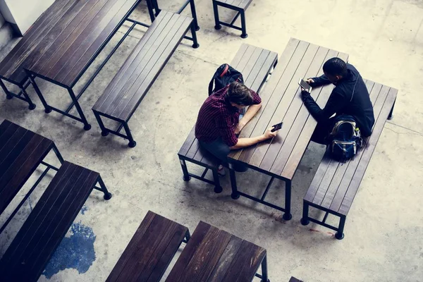 Nastoletni Chłopcy Siedzieli Empty Stołówka — Zdjęcie stockowe