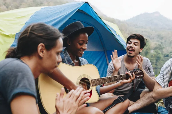 Grupo Jovens Amigos Adultos Local Acampamento Tocando Guitarra Ukelele Cantando — Fotografia de Stock