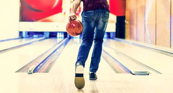 Junge Vor Dem Rollen Einer Bowlingkugel Hobby Und Freizeitkonzept — Stockfoto