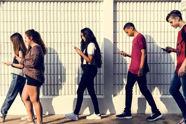 Sekelompok Remaja Muda Teman Berjalan Pulang Sekolah Menggunakan Konsep Kecanduan — Stok Foto