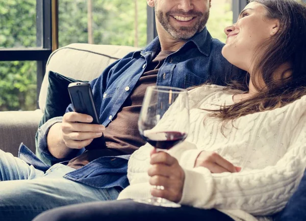 Веселая Пара Проводит Время Вместе Пьет Вино — стоковое фото