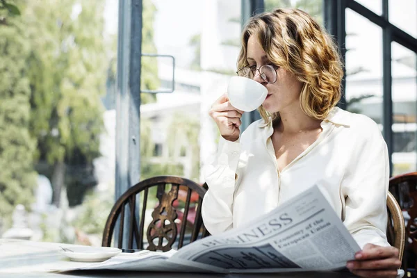 Business Woman Reading Newspaper Morning — Stock Photo, Image