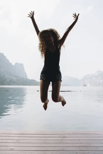 Счастливая Женщина Прыгает Радости — стоковое фото