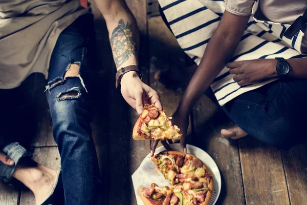 Paar Isst Gemeinsam Pizza — Stockfoto