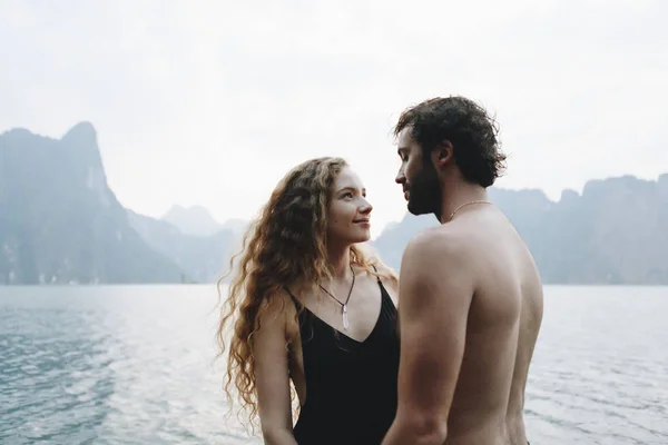 Casal Viajante Tendo Momento Romântico — Fotografia de Stock