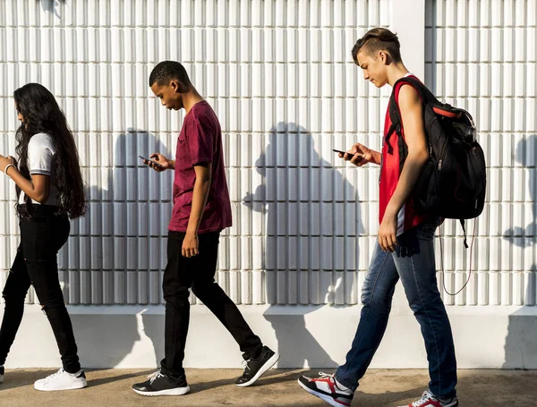 Gruppo Giovani Amici Adolescenti Che Tornano Casa Dopo Scuola Usando — Foto Stock