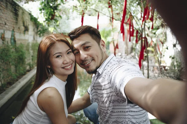 Glückliches Paar Beim Gemeinsamen Selfie — Stockfoto