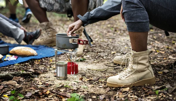 Grupo Amigos Diversos Acampar Floresta — Fotografia de Stock