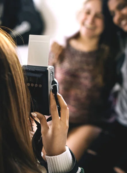 Adolescente Tirando Uma Foto Seus Amigos Hobby Conceito Fotografia — Fotografia de Stock