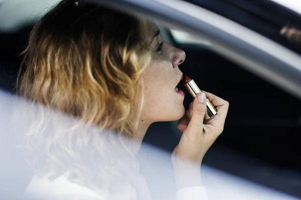 Mujer Poniendo Lápiz Labial Coche — Foto de Stock