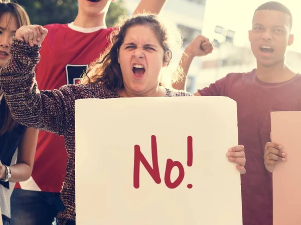 Primo Piano Adolescente Arrabbiata Che Protesta Contro Manifestazione Con Manifesti — Foto Stock