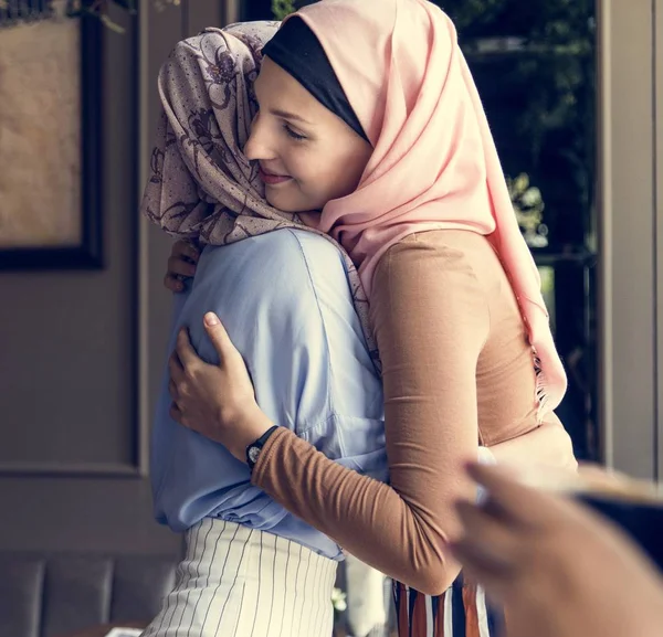 Teman Berpelukan Bersama Dengan Kebahagiaan — Stok Foto