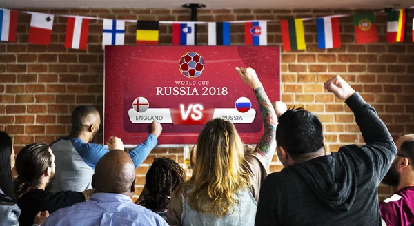 Apoiantes Alegres Assistindo Futebol Pub — Fotografia de Stock