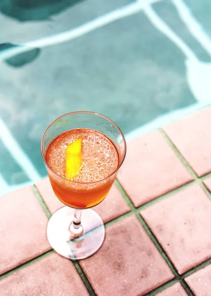 Cocktail Drinken Bij Het Zwembad — Stockfoto
