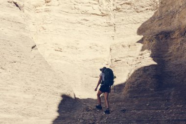 Sırt çantalı bir kadın