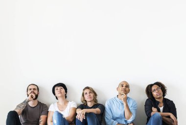 Farklı insanların düşünceli yüz ifadesiyle