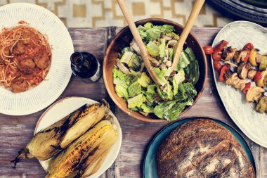 Parti içinde çeşitli yiyeceklerin havadan görünümü