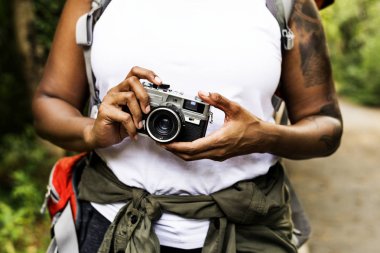 Bir analog kamera kadınla