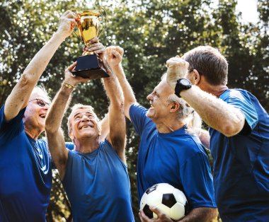 Olgun futbol oyuncuları Kupası kazanan mutlu takım