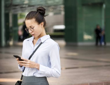 Telefonunuzun ve neşeli bir kadın