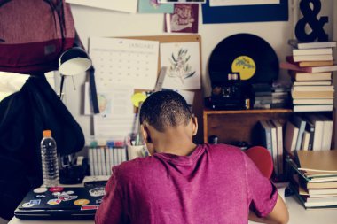 İşi dışarı ve sinirli stresli bir yatak odasında genç çocuk