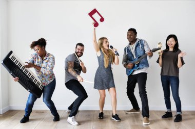 İnsanlar birlikte müzik keyfi