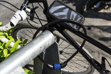 Bir bisiklet tekerleği üzerinde metal kilit