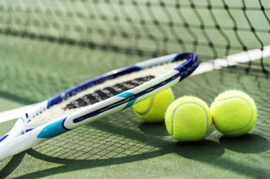 Tenis kortunda tenis topları