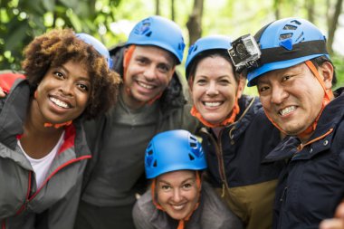 Farklı arkadaş birlikte trekking grubu